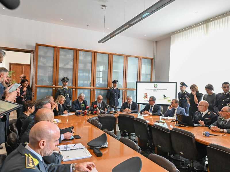 La conferenza stampa sull'indagine contro i vertici delle curve di Inter e Milan (Ansa)