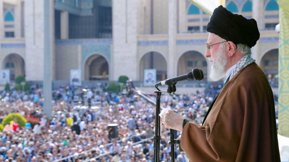 Immagine di Khamenei commemora Nasrallah: "Se necessario colpiremo ancora. 7 ottobre atto legittimo"