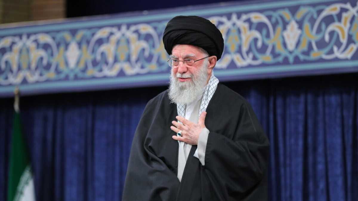 Immagine di Khamenei deve proiettare un’immagine di forza, ma sa che l'Iran è in una posizione pericolosa