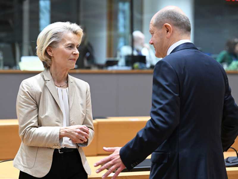 Il cancelliere tedesco Olaf Scholz e la presidente della Commissione europea Ursula von der Leyen (Foto di Dursun Aydemir / Getty Images)&nbsp;<br />