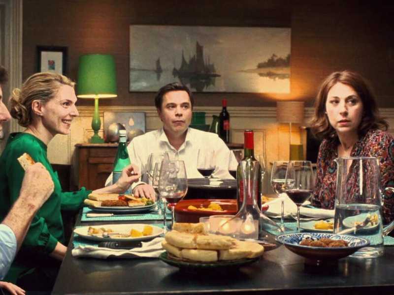 Una scena di "Cena tra amici" (<em>Le Pr&eacute;nom</em>), film del 2012 diretto da Alexandre de La Patelli&egrave;re e Matthieu Delaporte<br />