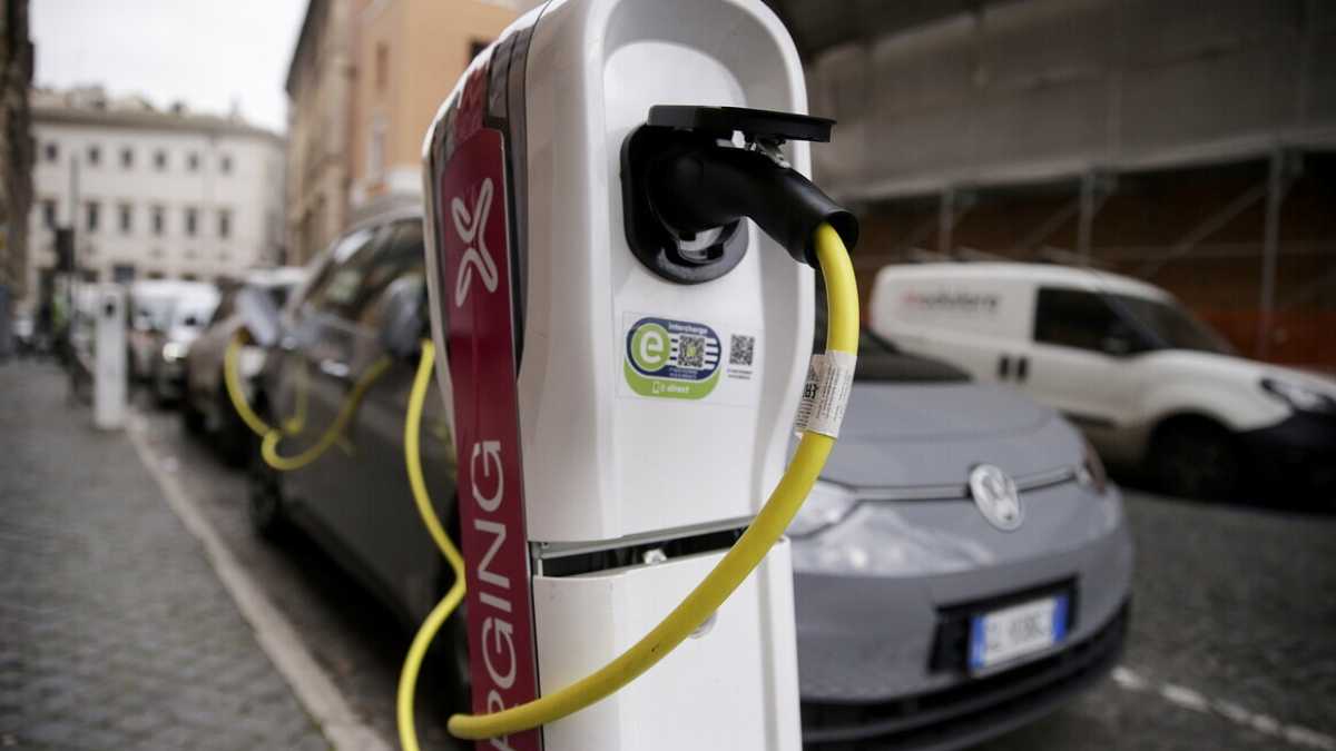 Immagine di Le colonnine per le auto elettriche sono lapidi di un settore già morto