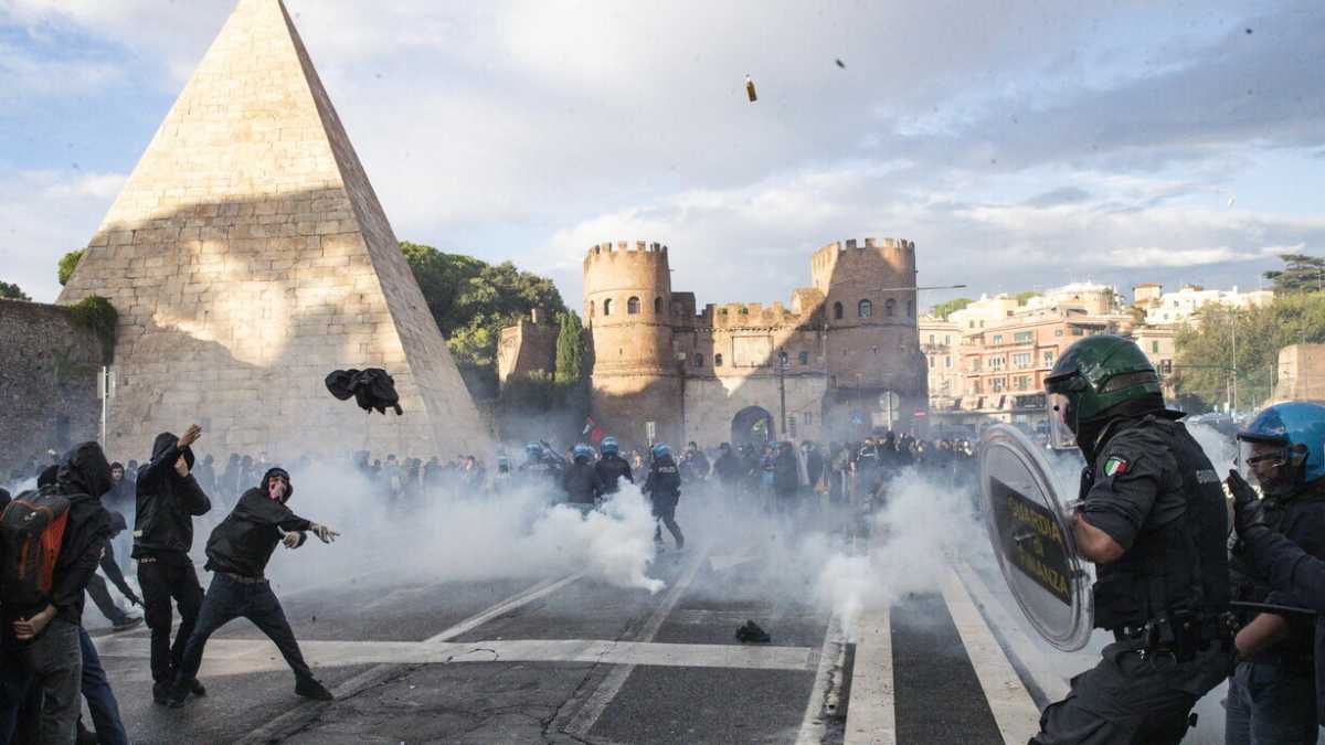 Immagine di Sono 24 gli agenti feriti negli scontri al corteo pro Pal a Roma