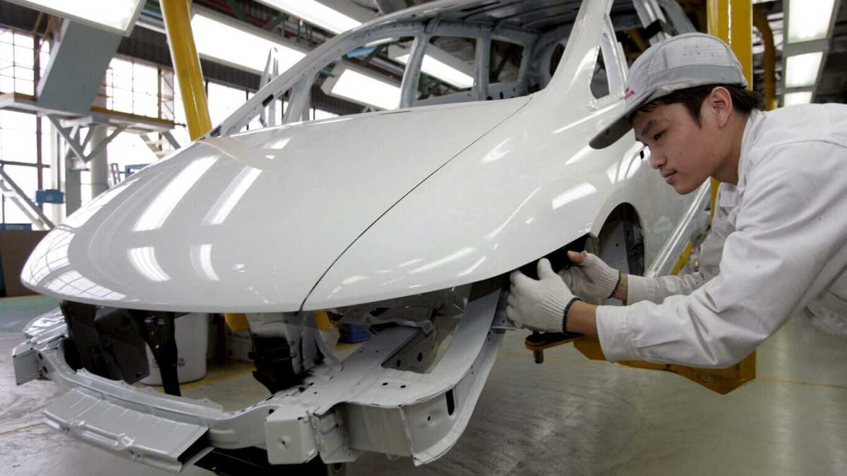 Immagine di I dazi? Autolesionistici. Meglio rivedere il blocco al motore endotermico