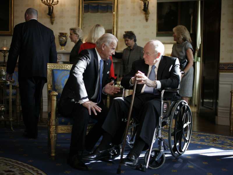 Dick Cheney e Joe Biden nella sala blu della Casa Bianca nel 2009 (Foto di Charles Ommanney/Getty Images)&nbsp;<br />