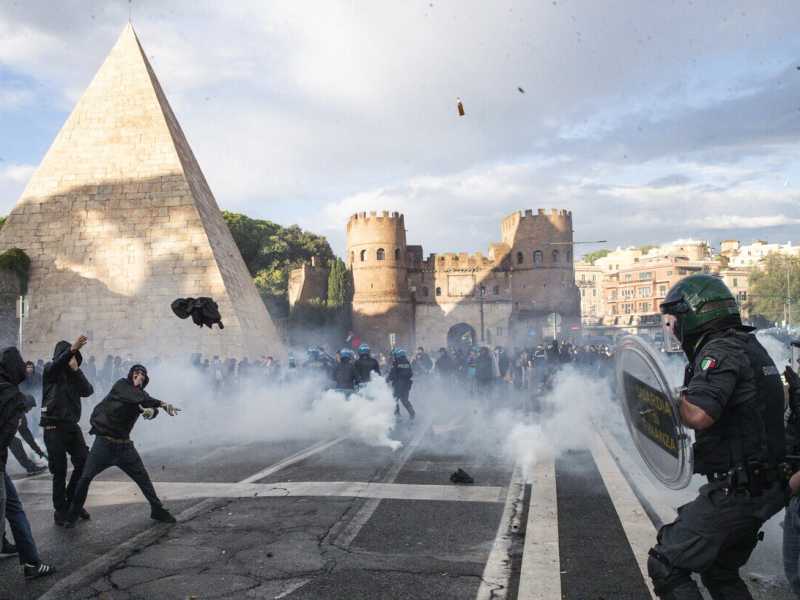 Sono 24 gli agenti feriti negli scontri al corteo pro Pal a Roma