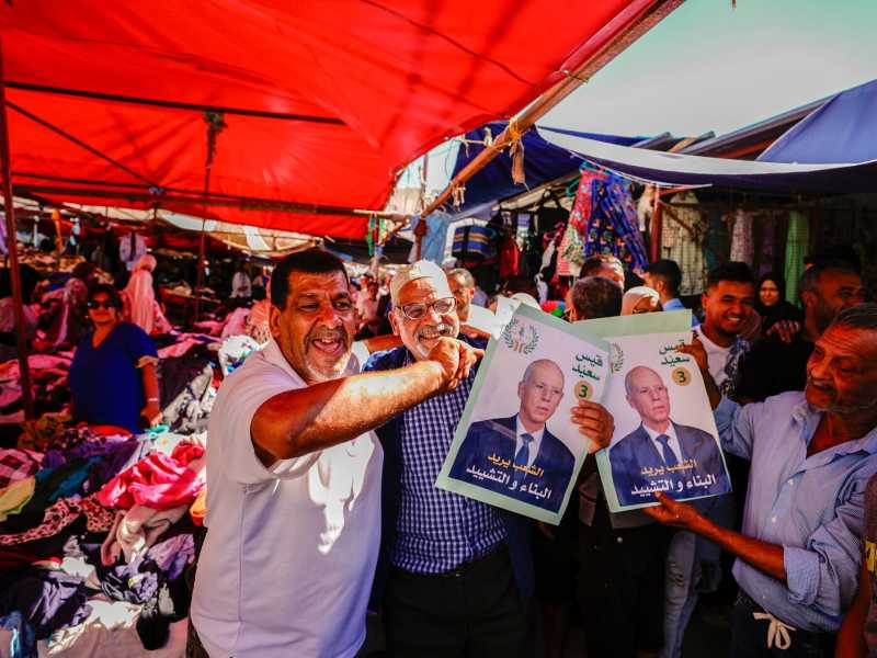 Sostenitori di Saied mostrano una sua locandina elettorale a Tunisi (foto Getty)