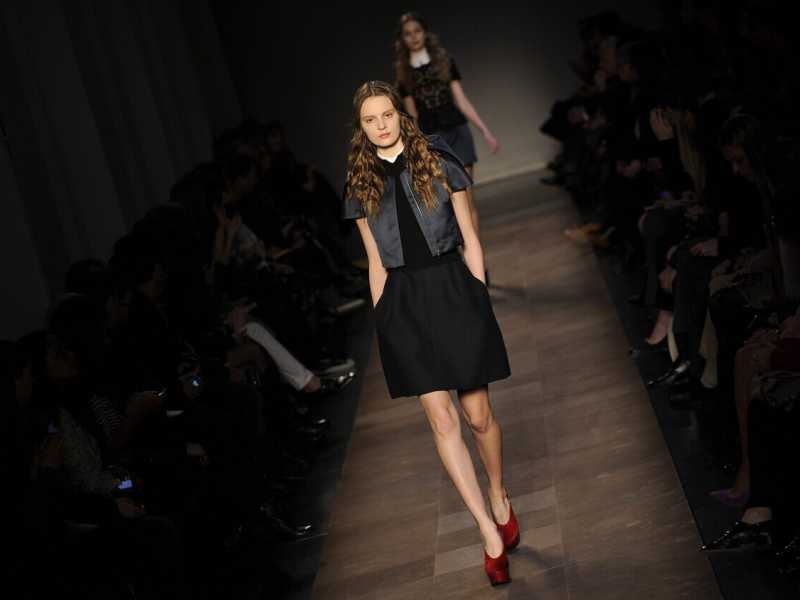 Un'immagine della sfilata di Carven, nome storico del pret-&agrave;-porter francese, rilanciato negli anni scorsi (foto Ansa)<br />&nbsp;<br />