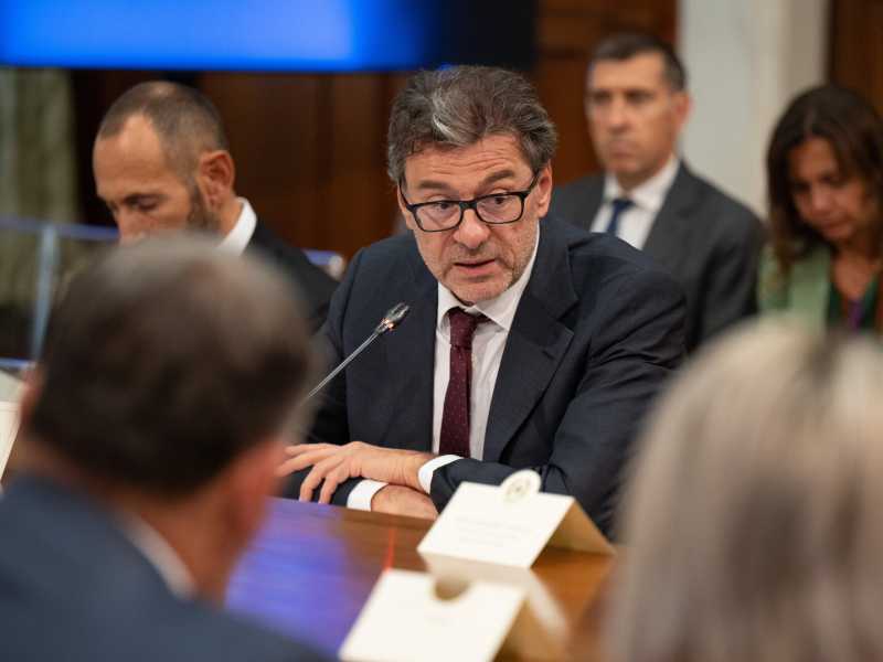 Extratassa sui profitti. Giorgetti e l’errore del modello Barnier