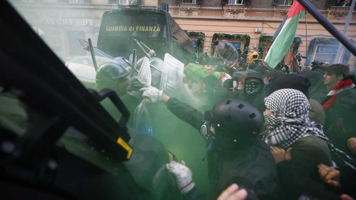 Immagine di Piantedosi sui pro Pal: "Nelle piazze c'è chi vuole destabilizzare". Allerta per le commemorazioni del 7 ottobre