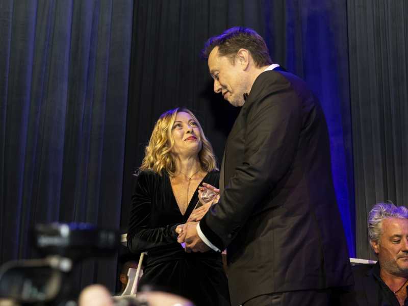 Giorgia Meloni con Elon Musk a New York per il Global Citizen Awards dinner (AP Photo/Michelle Farsi)&nbsp;<br />