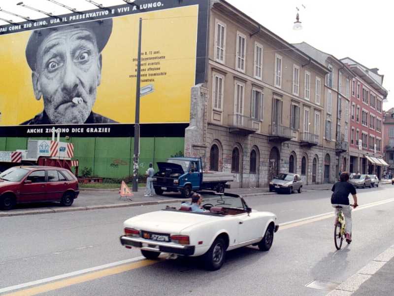 1997 a Milano, il pi&ugrave; grande manifesto di sempre di prevenzione per l&rsquo;Aids: lo &ldquo;zio Gino&rdquo; consiglia di fare come lui ha sempre fatto, usare il preservativo (Ansa)<br /><br />