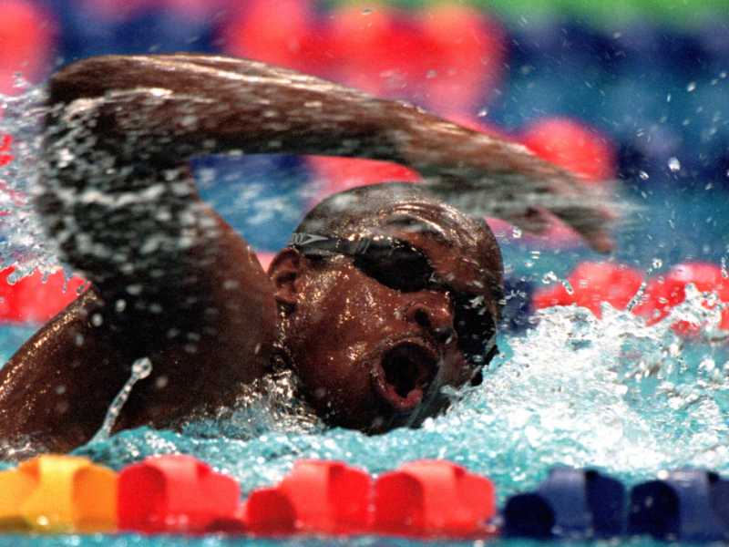 Erik Moussambani, oggi 46enne, &egrave; passato alla storia dei Giochi con i 100 metri stile libero pi&ugrave; lenti di sempre a Sydney (foto Getty Images)<br />