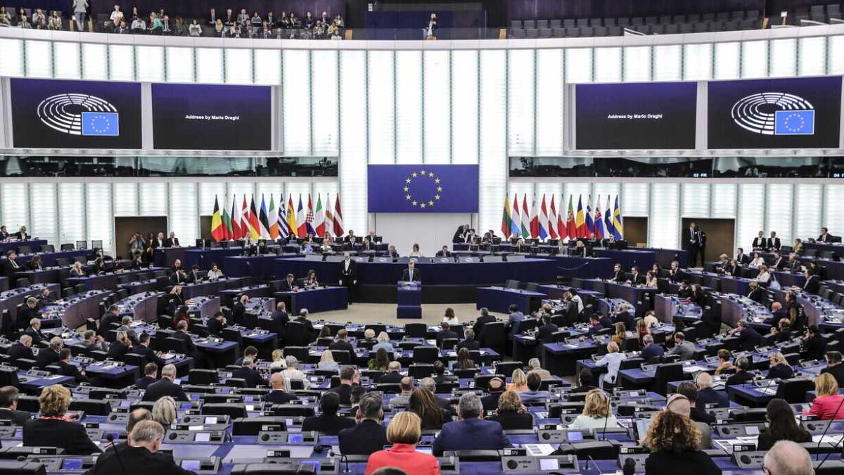 Immagine di Il Parlamento Ue si divide sul 7 ottobre. Distinguo, subordinate e pure una kefiah