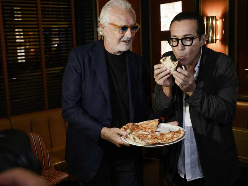 L'inaugurazione sul lungomare di Napoli della Crazy Pizza di Flavio Briatore al quale ha fatto visita, dopo le critiche, il pizzaiolo Gino Sorbillo (Ansa) <br />