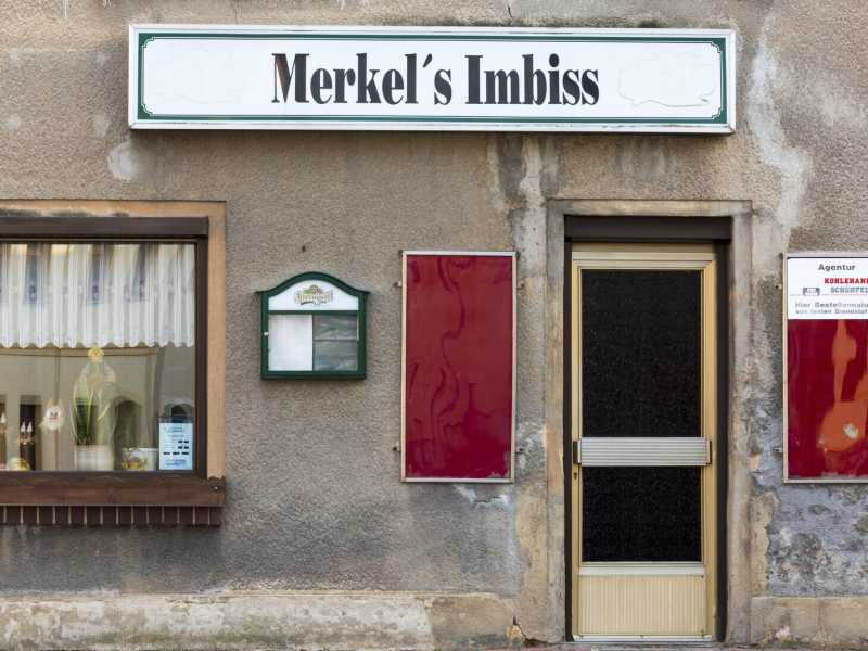Sassonia, Mylau: un cartello con la scritta "Merkel`s Imbiss" (Lo spuntino di Merkel) (Foto di Stephan Schulz/Getty Images)&nbsp;<br />