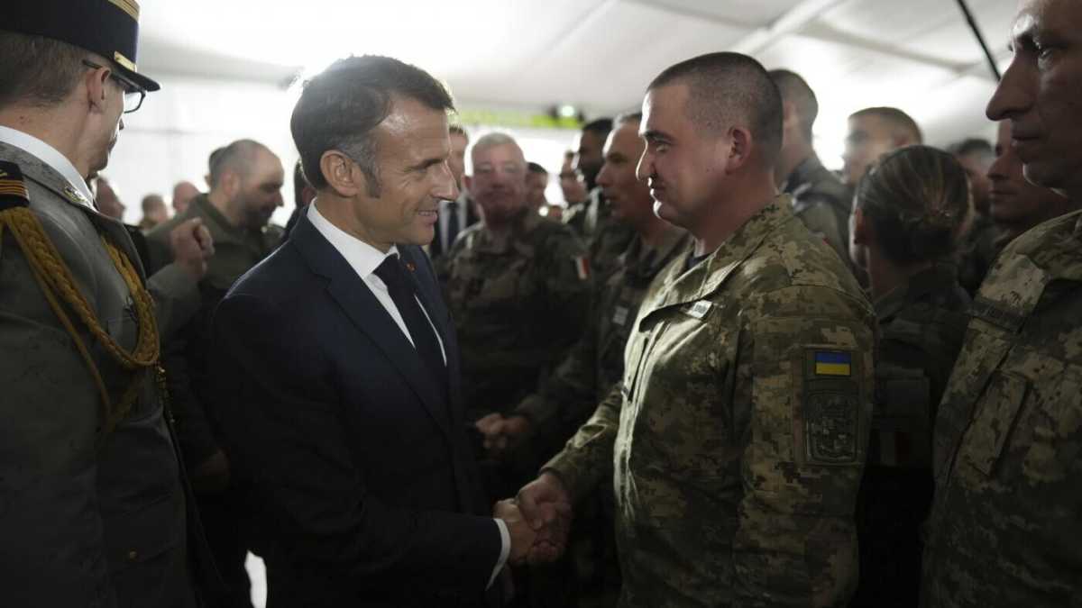Immagine di Macron ha visitato i soldati ucraini che si addestrano in Francia