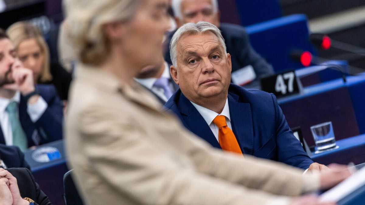 Immagine di Von der Leyen durissima contro l’antieuropeo Orbán, che si ritrova isolato (anche tra i sovranisti)