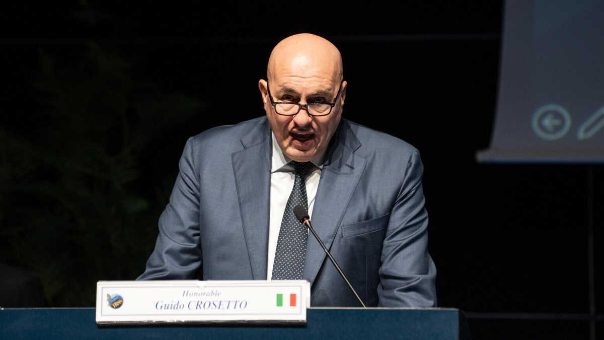 Immagine di Crosetto tra spie e complotti. Ai parlamentari che incontra: "Qui niente cellulari"