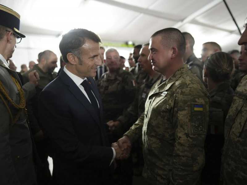Macron ha visitato i soldati ucraini che si addestrano in Francia
