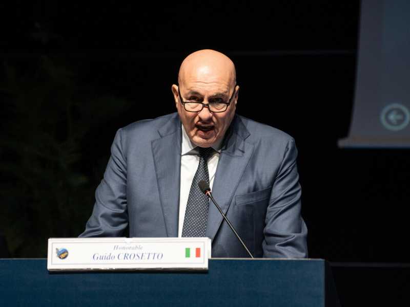 Crosetto tra spie e complotti. Ai parlamentari che incontra: "Qui niente cellulari"