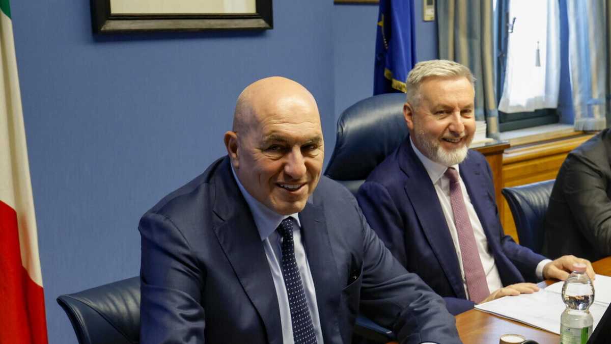 Immagine di Crosetto fra Copasir e Meloni: sospetti e sospiri. Ma ora vuole spegnere il caso