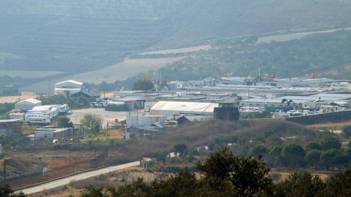 Immagine di Israele colpisce basi Unifil in Libano. Crosetto: "Può essere crimine di guerra"
