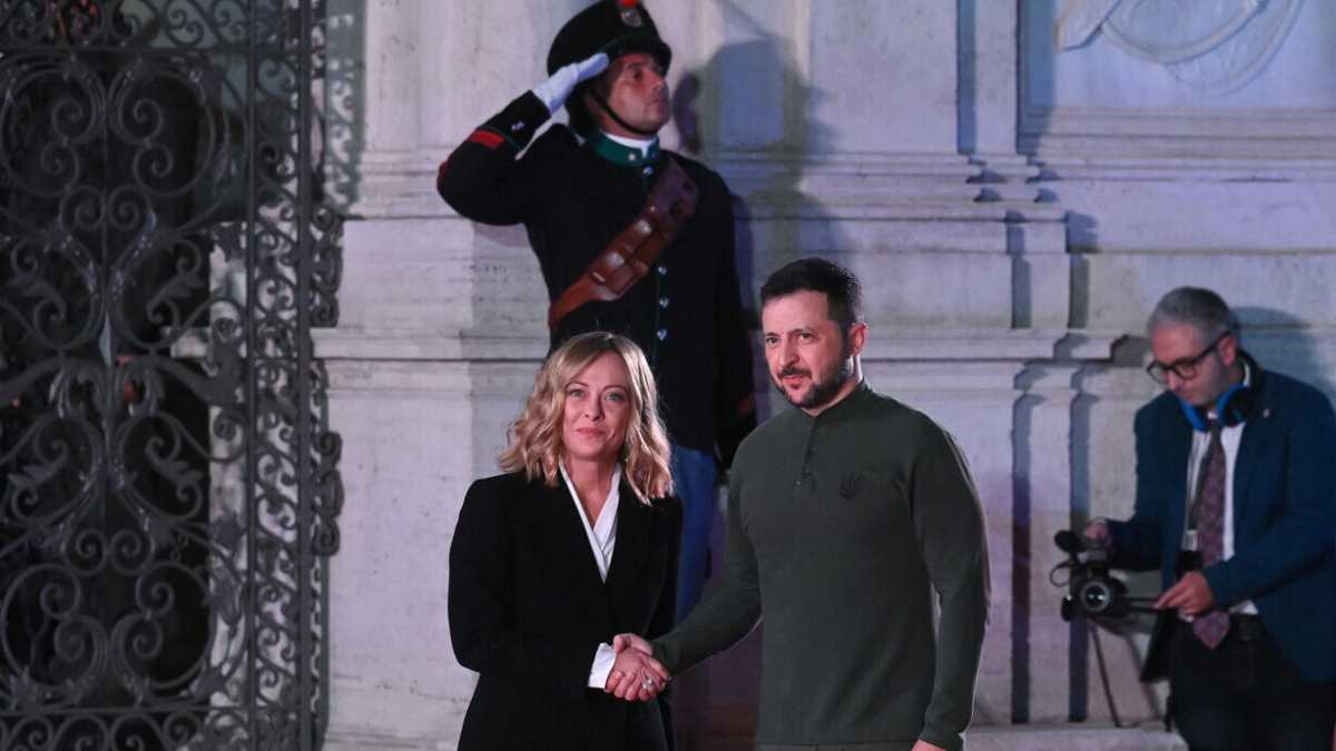 Immagine di Meloni riceve Zelensky: "Abbiamo discusso dell'invio di nuove armi". Ma la premier: "Noi per giusta pace e ricostruzione"