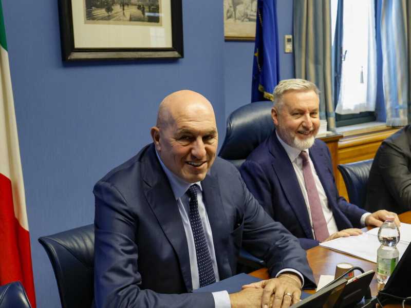 Crosetto fra Copasir e Meloni: sospetti e sospiri. Ma ora vuole spegnere il caso
