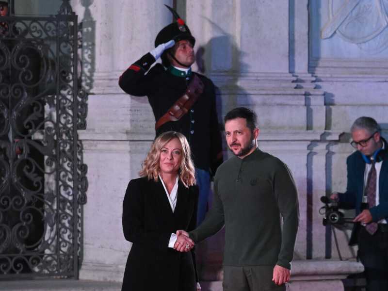 Meloni riceve Zelensky: "Abbiamo discusso dell'invio di nuove armi". Ma la premier: "Noi per giusta pace e ricostruzione"