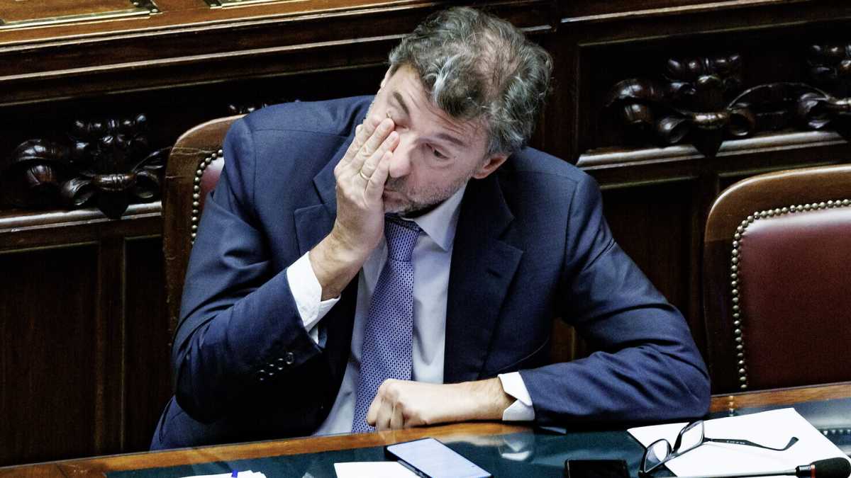 Immagine di Sugli immobili, Rep. si traveste da Libero