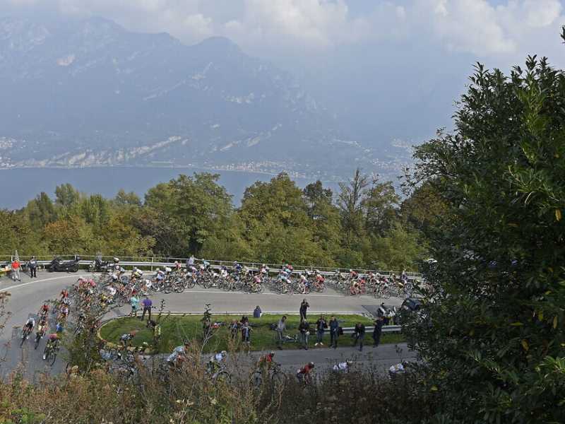 Una foto del gruppo del Giro di Lombardia sulla strada che porta al Ghisallo che quest'anno verr&agrave; affrontata in discesa (foto LaPresse)