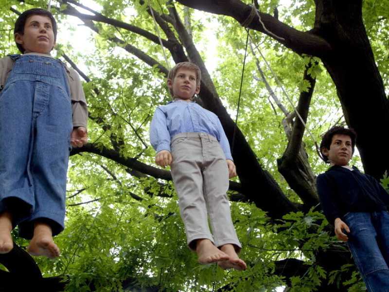 Una immagine ripresa stamane dell' installazione dell'artista Maurizio Cattelan (Ansa) <br />