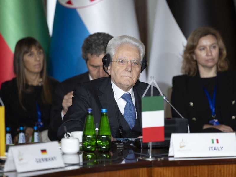 L'Ue ha le armi come unico deterrente verso Mosca, dice Mattarella
