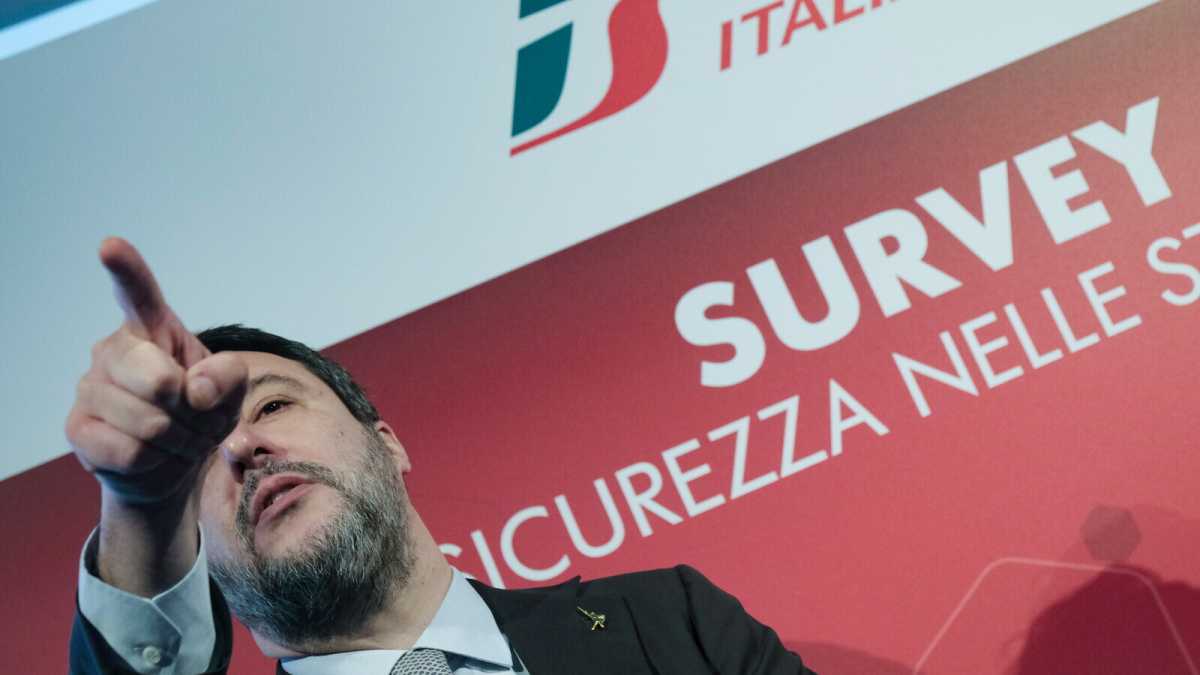 Immagine di Salvini al "chiodo". Ancora scioperi, Mit in tilt, relazioni che lo bocciano. Il binario è la sua vera condanna
