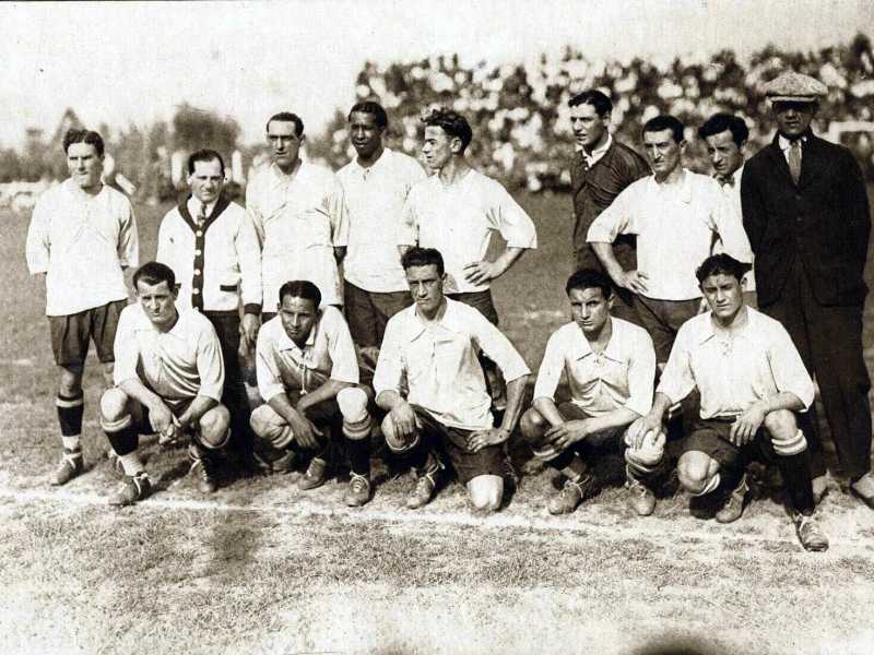 Formazione nazionale di calcio dell'Uruguay del 1926 capitanata da Josè Nasazzi (da Wikimedia Commons)