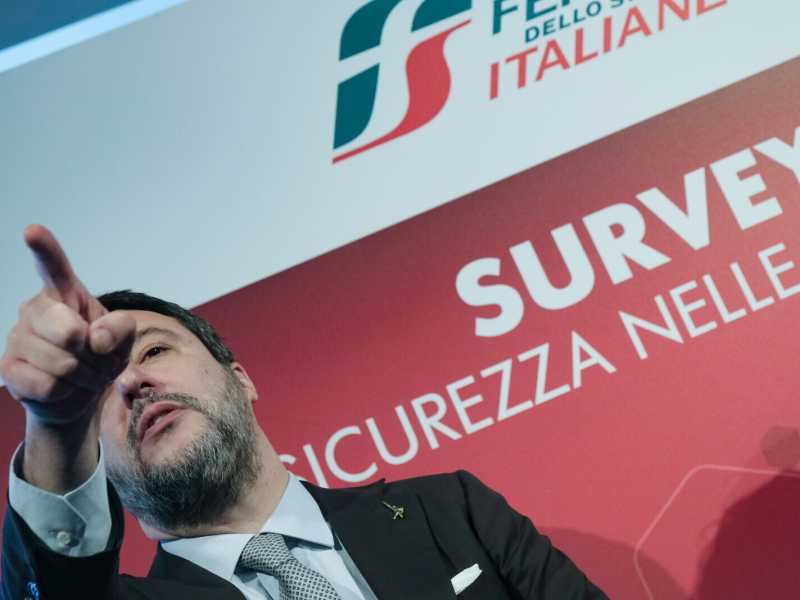 Salvini al "chiodo". Ancora scioperi, Mit in tilt, relazioni che lo bocciano. Il binario è la sua vera condanna
