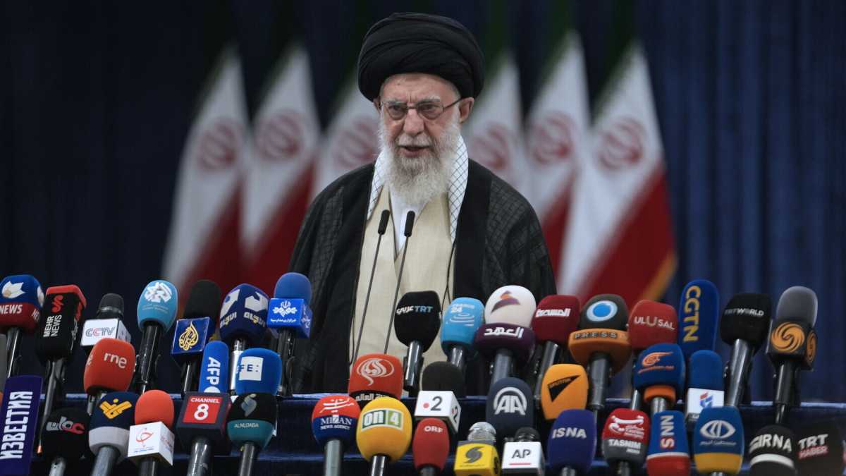 Immagine di Khamenei ci legge, studia e sa parlare la lingua che seduce le democrazie