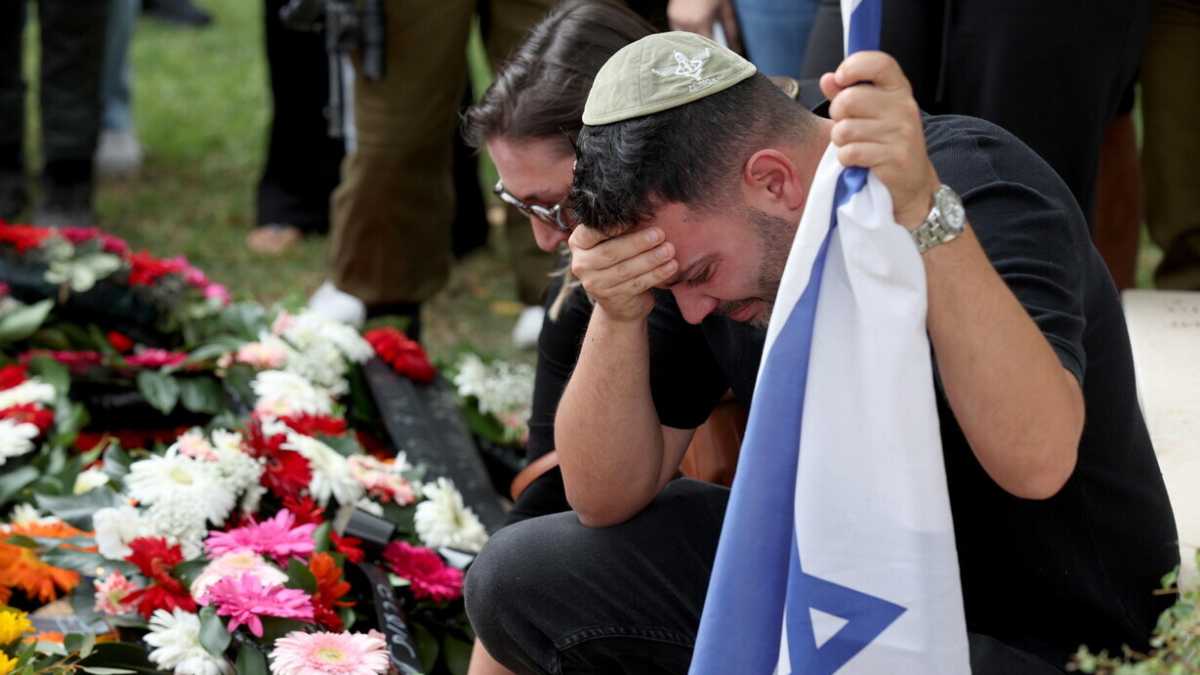 Immagine di Dalla Shoah al 7 ottobre. Per capire il pogrom di Hamas, Ferguson è tornato tra i fantasmi in Europa