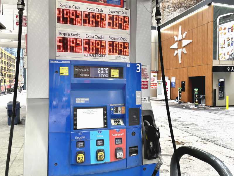 Il prezzo della benzina alla pompa di una stazione di servizio negli Stati Uniti (Foto di Deb Cohn-Orbach/UCG/Universal Images Group via Getty Images)&nbsp;<br />