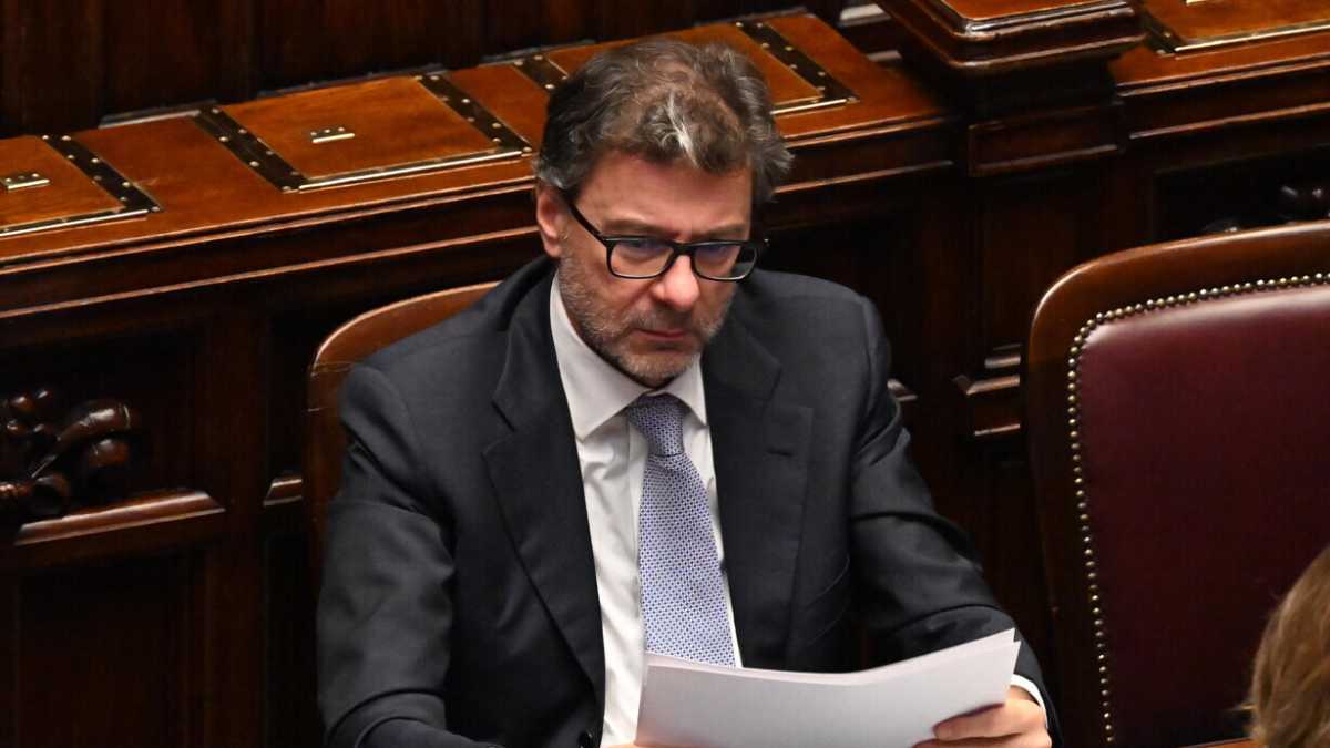 Immagine di Scene da una manovra: Giorgetti assediato non risponde ai ministri. Trattative a "oltranza" con le banche