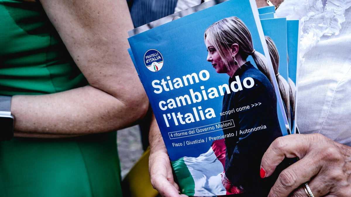 Immagine di Fratelli depressi: Giorgia Meloni è stanca, Arianna sbuffa, Giuli è un caso, alle truppe manca Lollobrigida