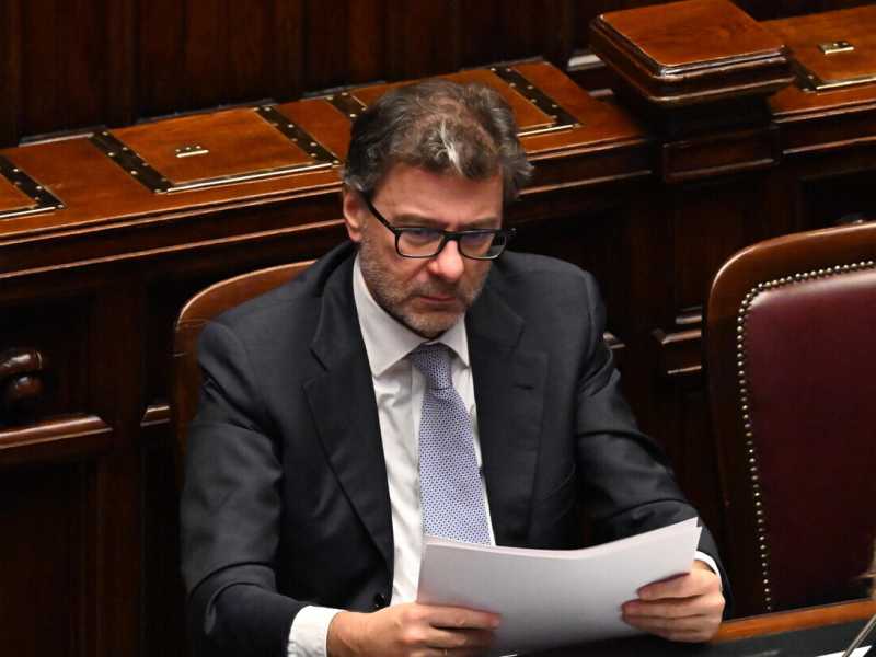 Scene da una manovra: Giorgetti assediato non risponde ai ministri. Trattative a "oltranza" con le banche