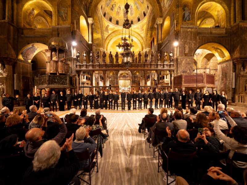 Concerto alla Basilica di San Marco con il coro della Cappella Marciana diretto dal Maestro Marco Gemmani - Courtesy La Biennale di Venezia ph. Andrea Avezzù