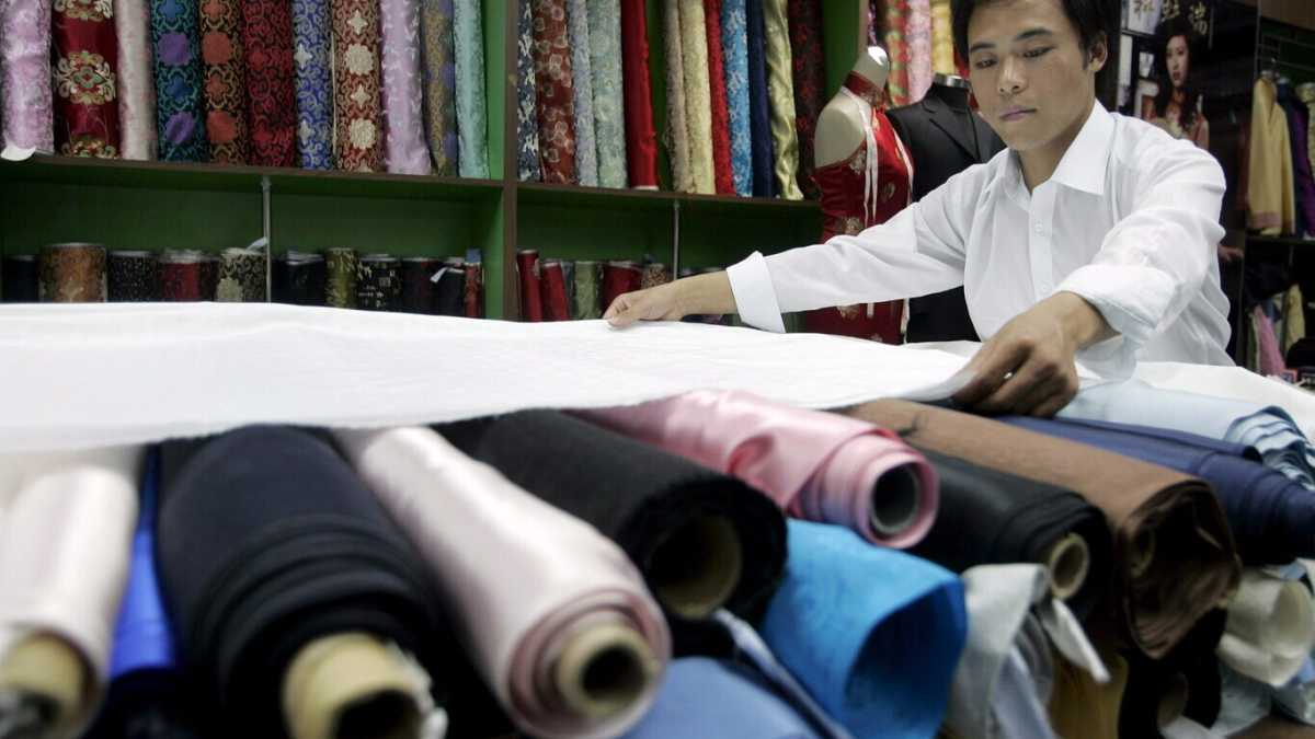 Immagine di Crisi dura e violenze etniche: così a Prato crolla il distretto tessile