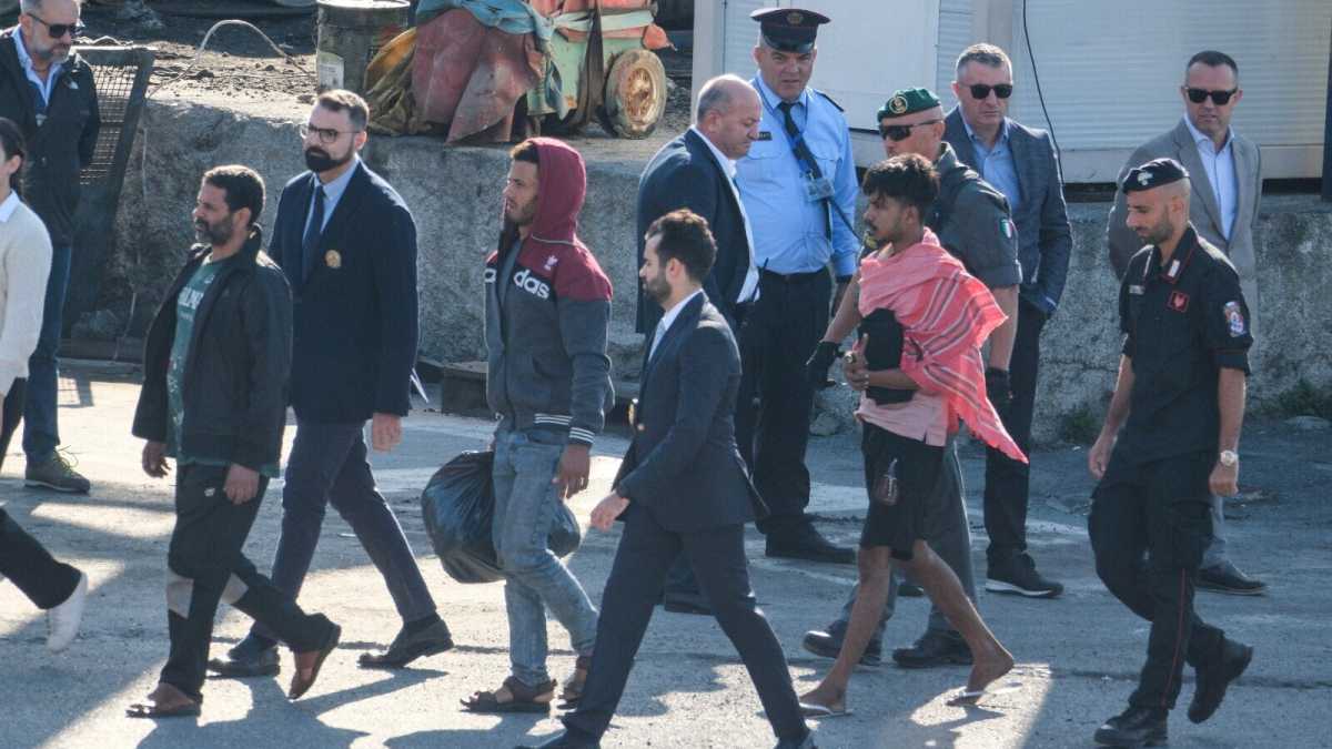 Immagine di I migranti trasferiti in Albania dovranno essere rimpatriati in Italia: la sentenza del tribunale di Roma