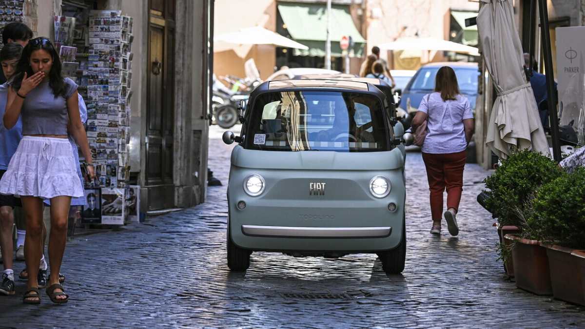 Immagine di I giovani che comprano auto sono sempre meno. Ma non è solo colpa della Generazione Z se il mercato è in crisi