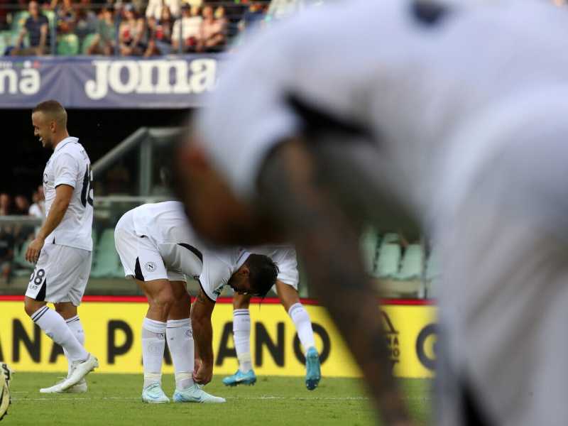 I calciatori del Napoli dopo la sconfitta per 3-0 contro l'Hellas Verona (foto LaPresse)