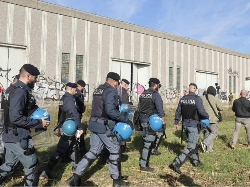 L'intervento della Polizia durante il rave organizzato nella zona a nord di Modena, nell'ottobre 2022 (foto Ansa)