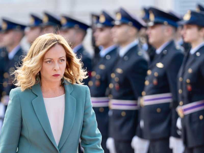 Migranti, la reazione di Meloni: Cdm in 40 minuti per il decreto sui "paesi sicuri". Giallo sulla manovra